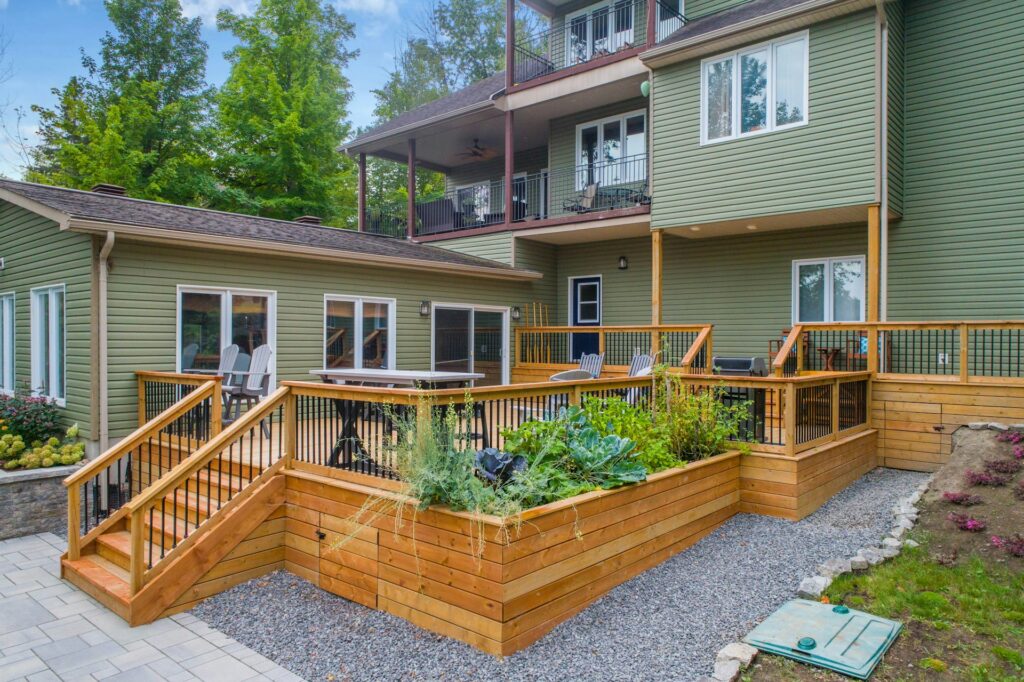 Terrasse en bois avec bacs de plantation